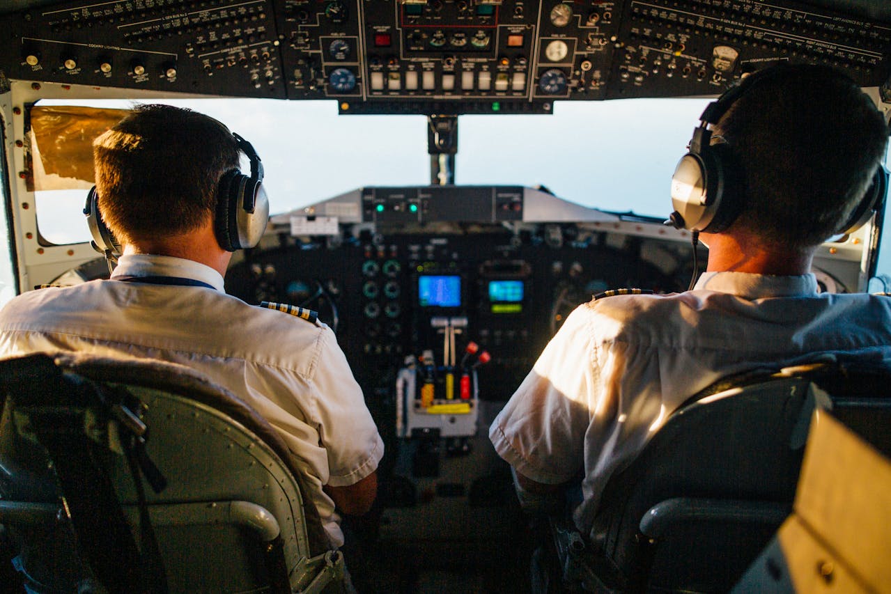 Piloot in cockpit