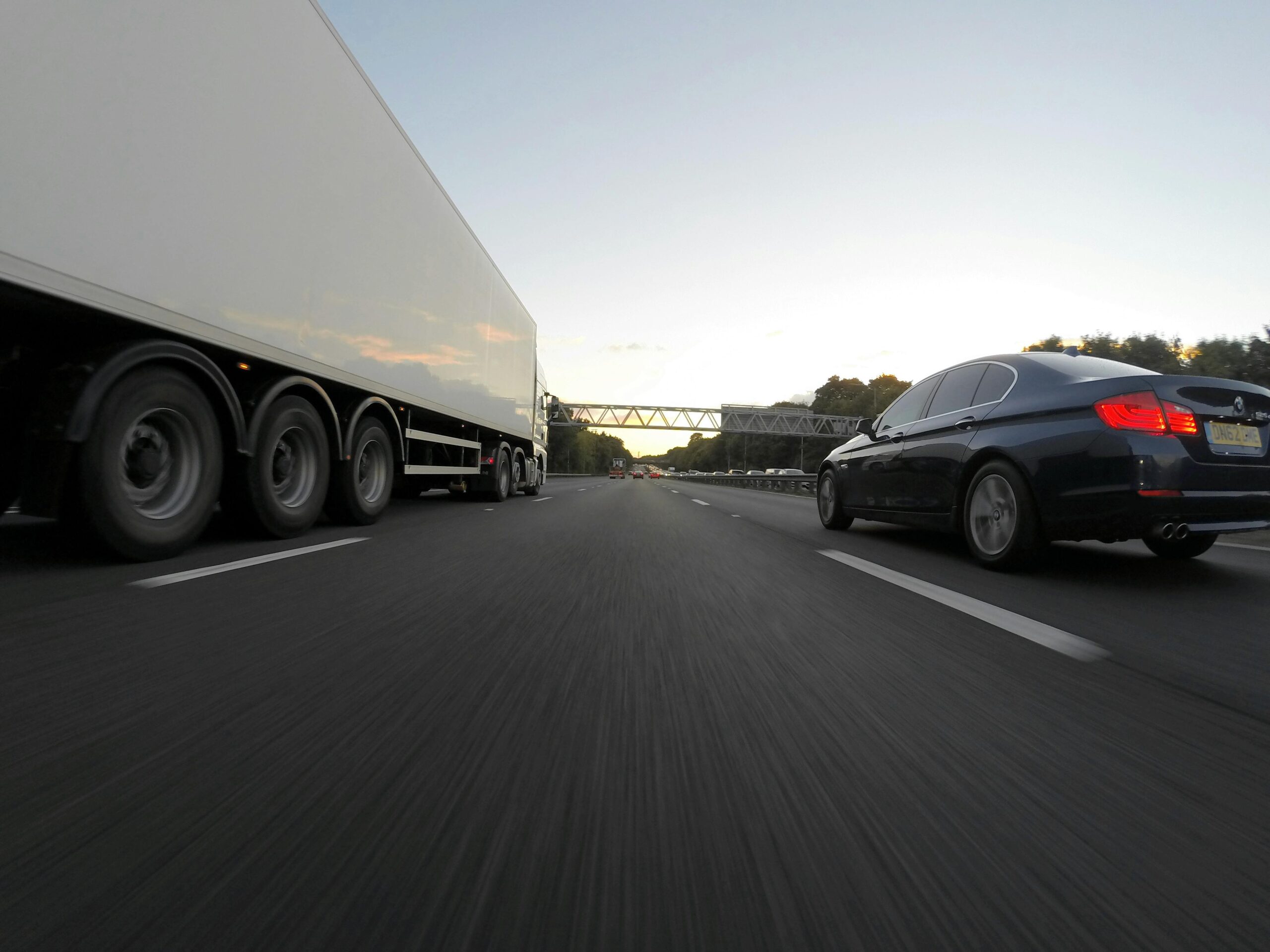 vrachtwagen en een auto op de snelweg